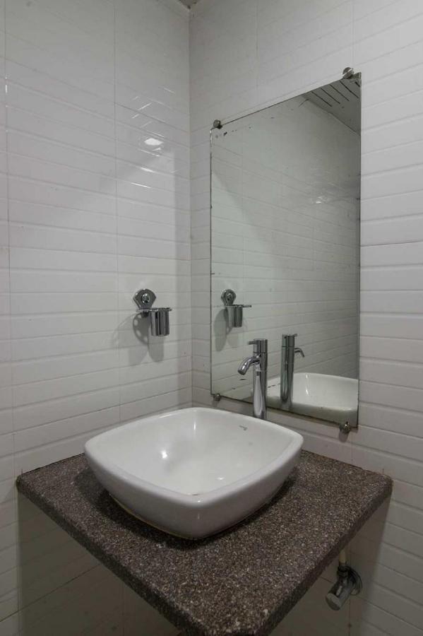 Hotel Satkar Surat Dış mekan fotoğraf
