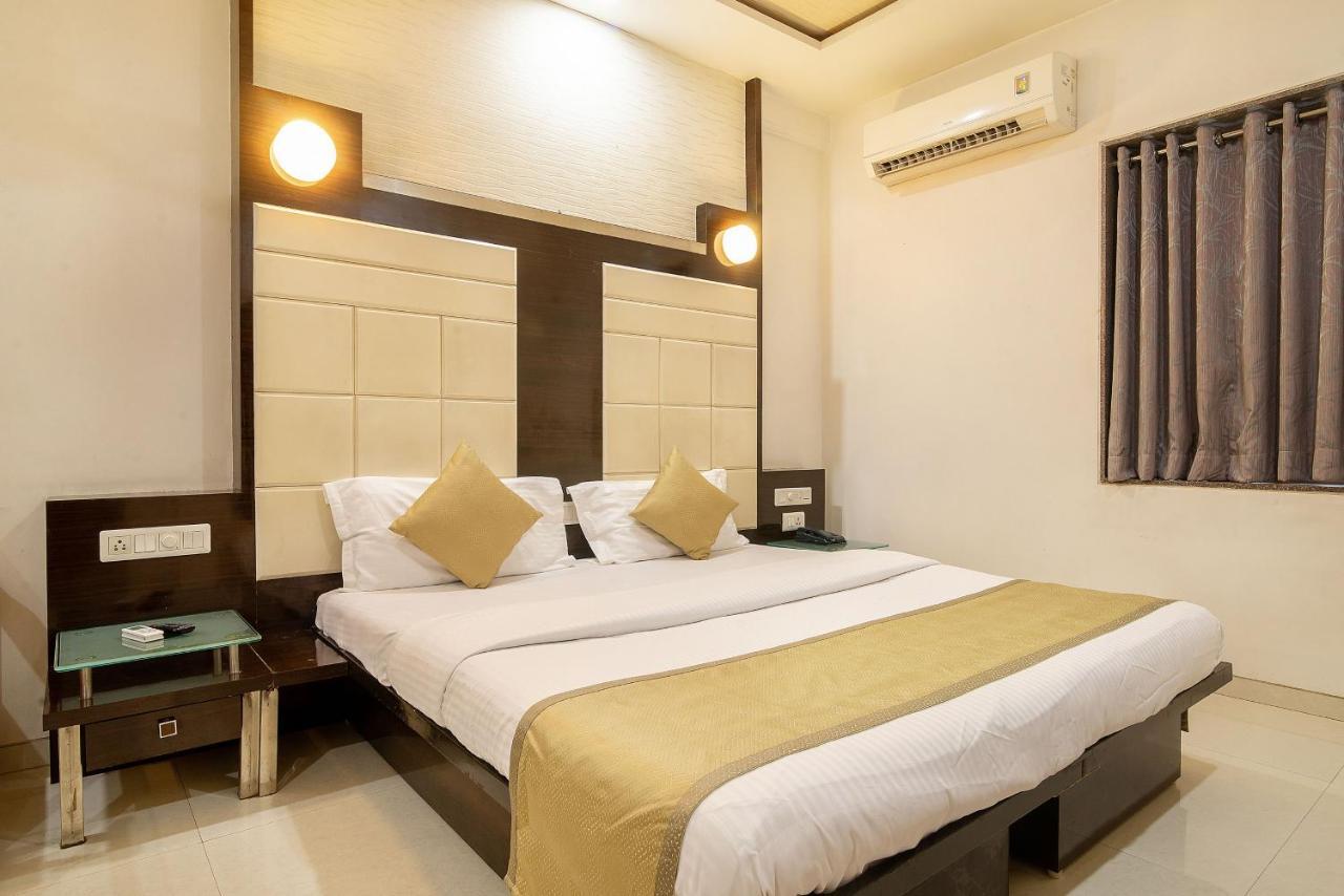 Hotel Satkar Surat Dış mekan fotoğraf