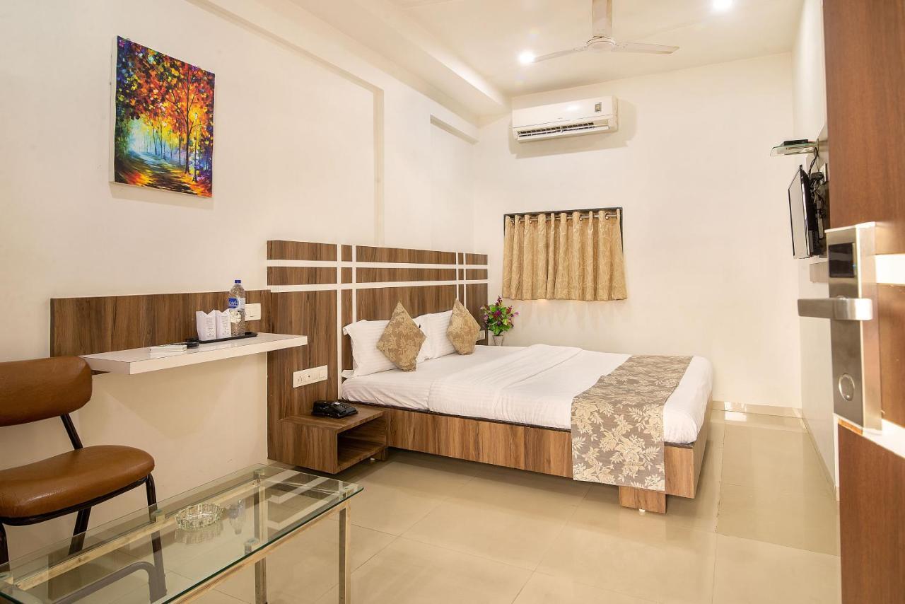 Hotel Satkar Surat Dış mekan fotoğraf
