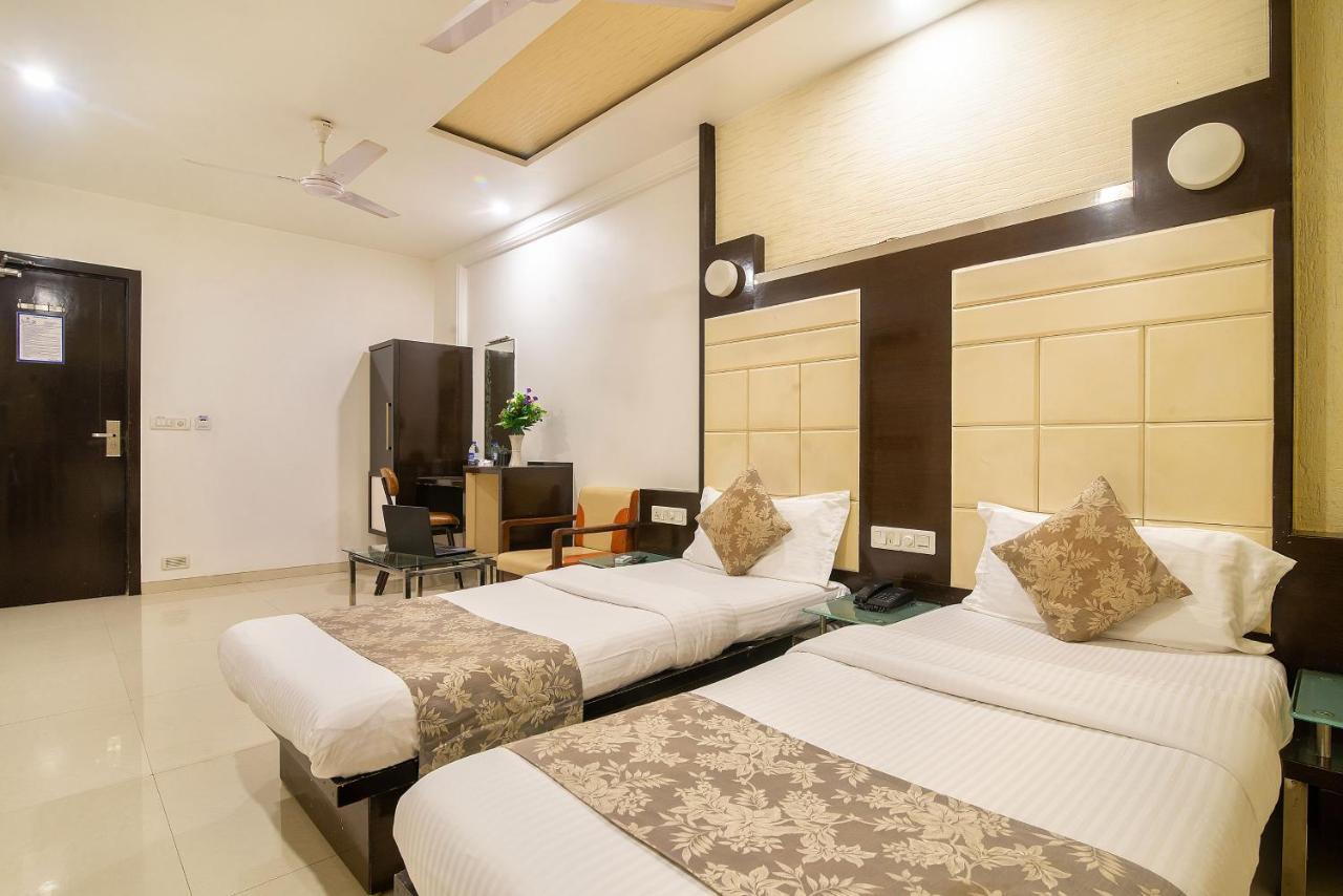 Hotel Satkar Surat Dış mekan fotoğraf