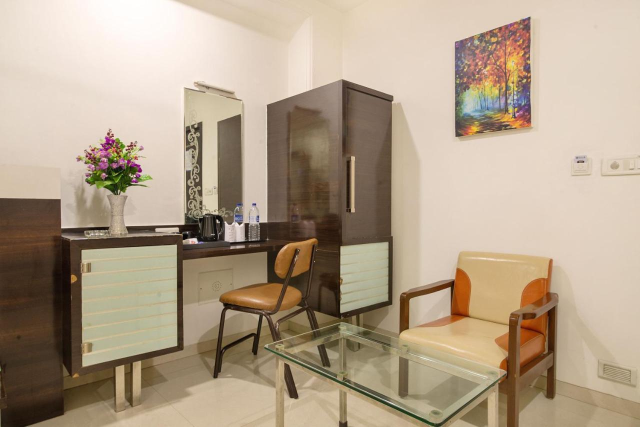 Hotel Satkar Surat Dış mekan fotoğraf