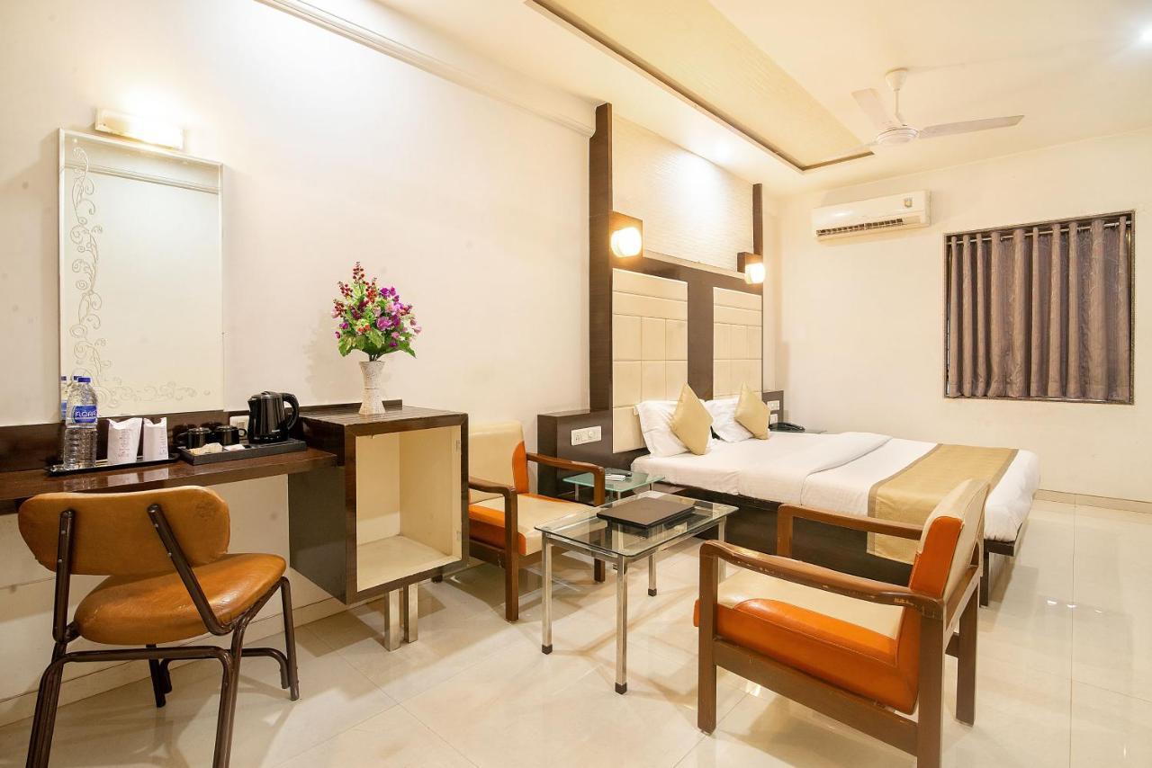 Hotel Satkar Surat Dış mekan fotoğraf