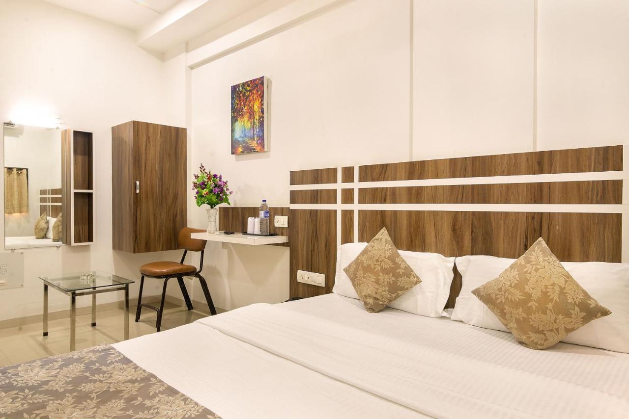 Hotel Satkar Surat Dış mekan fotoğraf