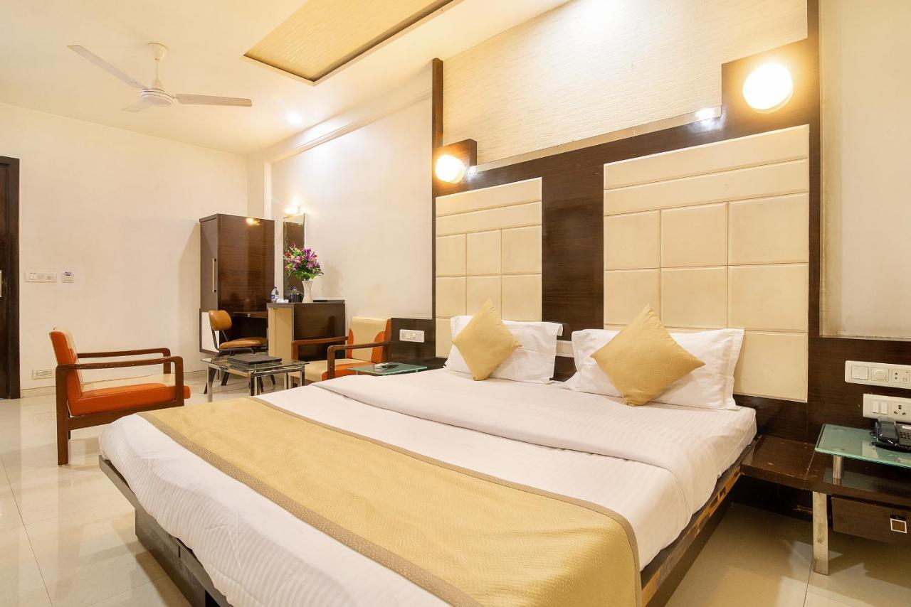 Hotel Satkar Surat Dış mekan fotoğraf