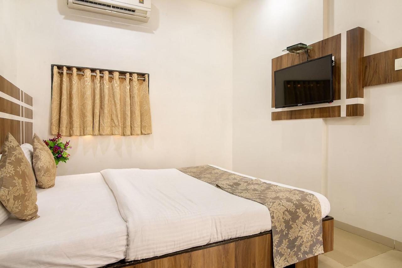Hotel Satkar Surat Dış mekan fotoğraf