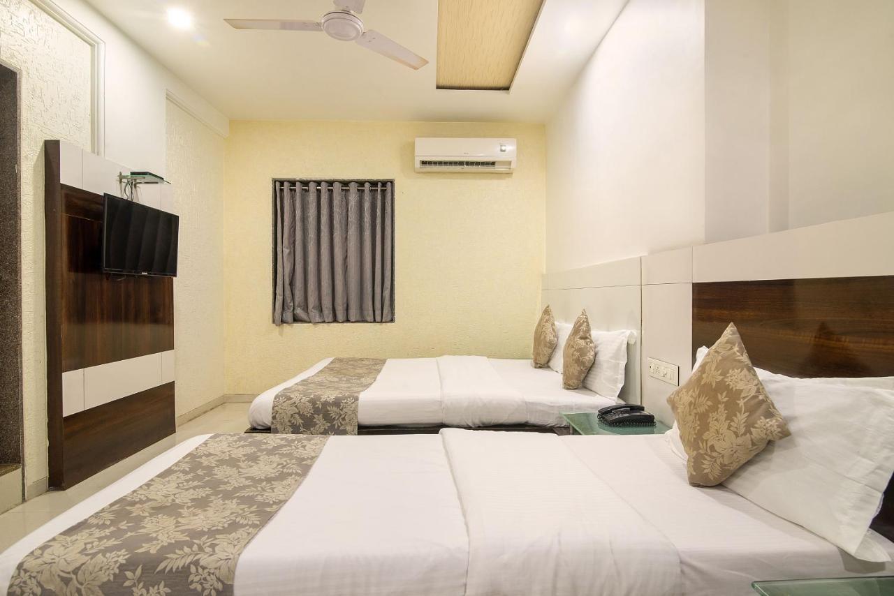 Hotel Satkar Surat Dış mekan fotoğraf