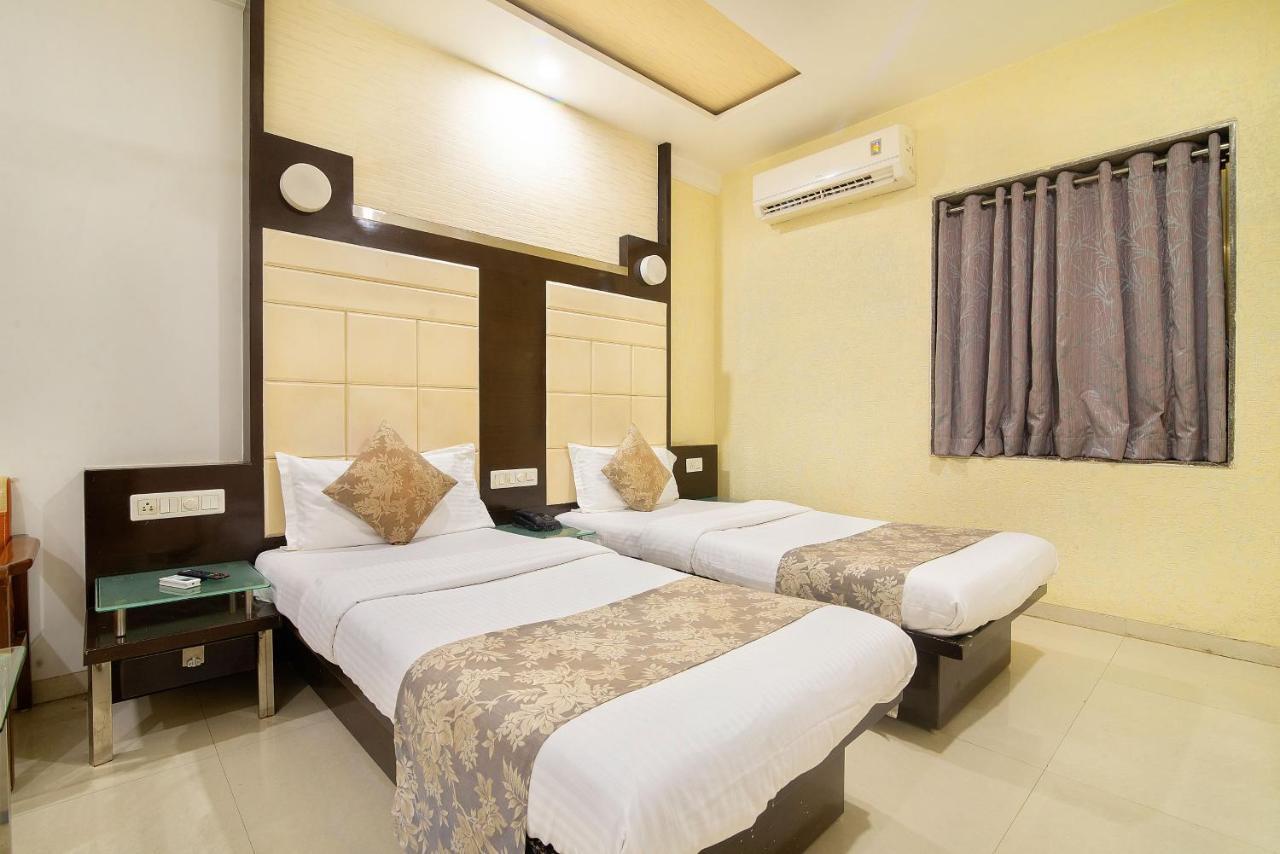 Hotel Satkar Surat Dış mekan fotoğraf