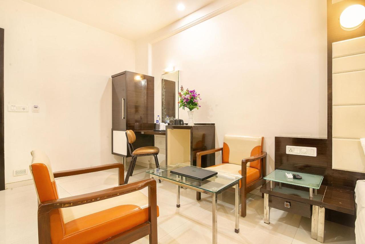 Hotel Satkar Surat Dış mekan fotoğraf