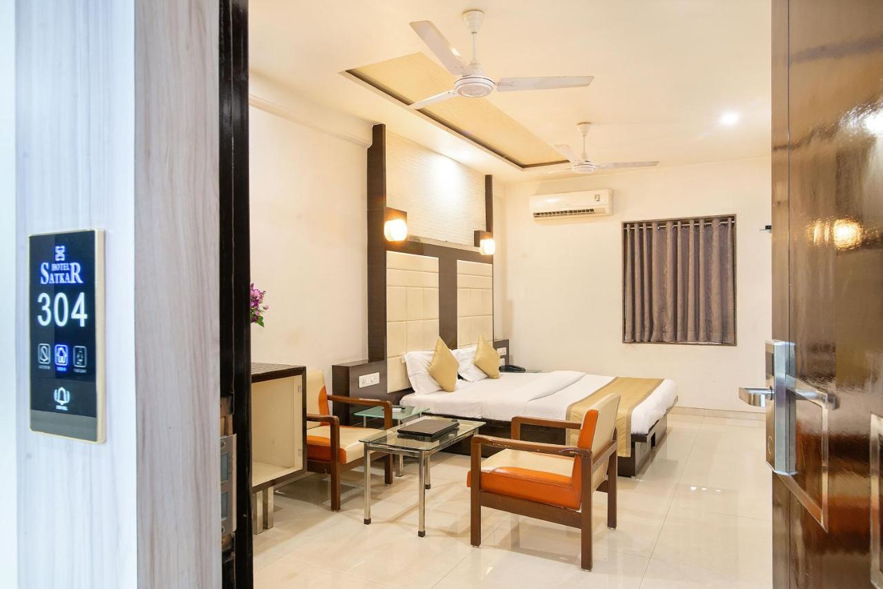 Hotel Satkar Surat Dış mekan fotoğraf