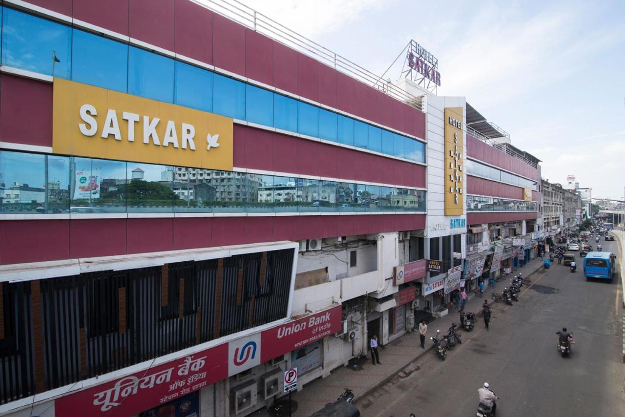Hotel Satkar Surat Dış mekan fotoğraf