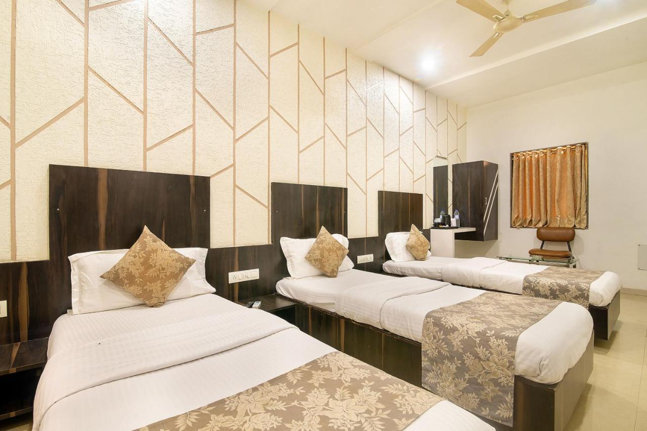 Hotel Satkar Surat Dış mekan fotoğraf